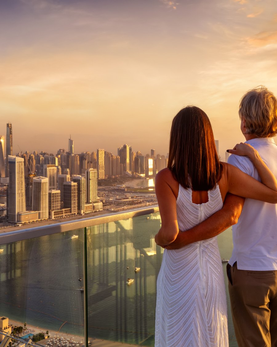 Un couple devant l’horizon au coucher du soleil