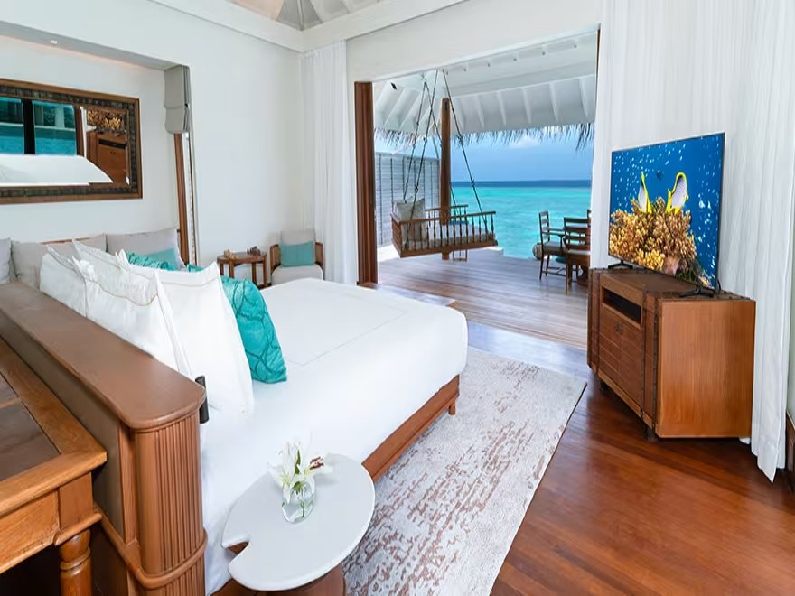 Chambre de villa sur pilotis avec balançoire sur la terrasse, Anantara Kihavah