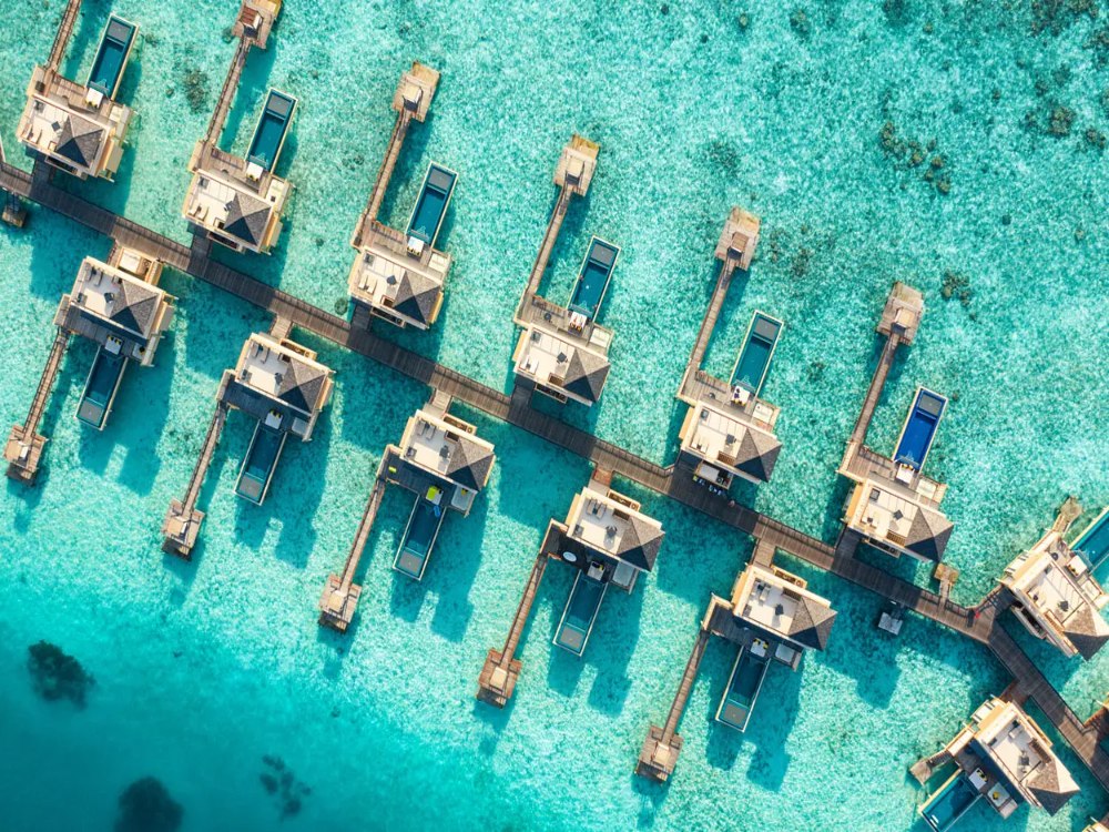 Villas sur pilotis et leurs piscines privées vues du ciel, Angsana Velavaru