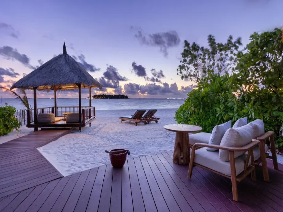 Salon de plage et gazebo du Banyan Tree Vabbinfaru au crépuscule