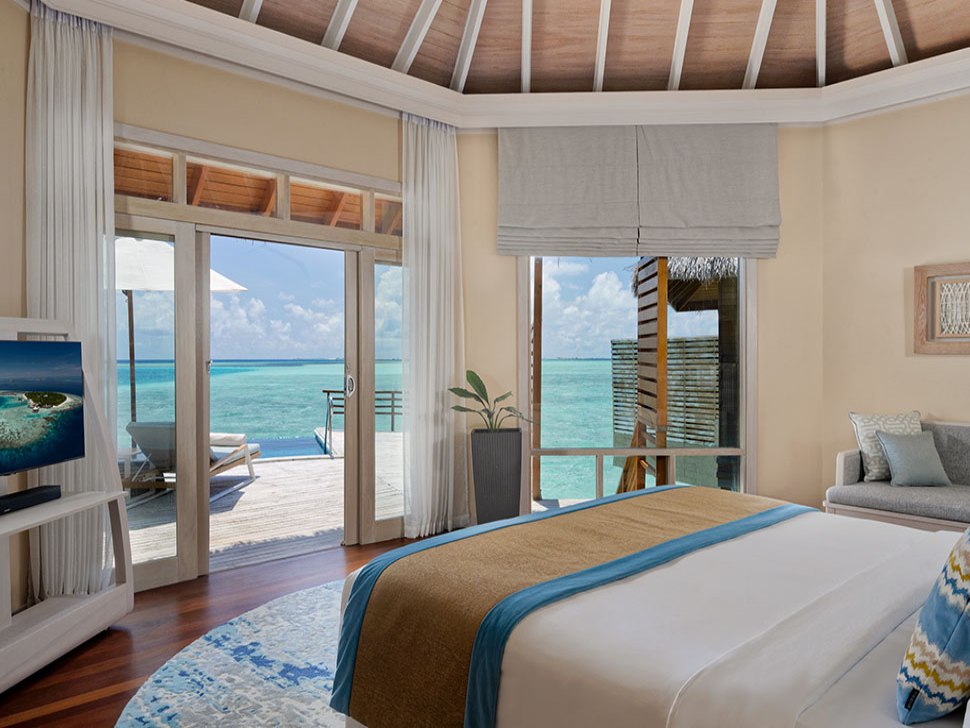 Chambre de villa sur pilotis ouverte sur le lagon, Baros Maldives