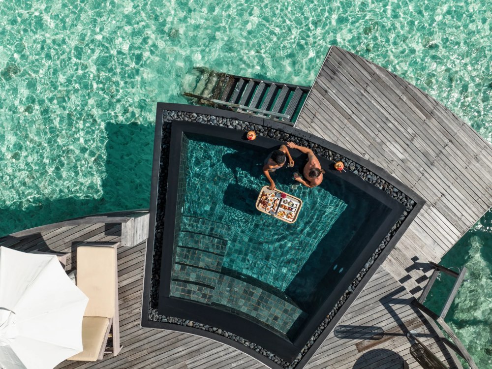 Piscine privée d’une villa sur pilotis vue du ciel, Constance Halaveli