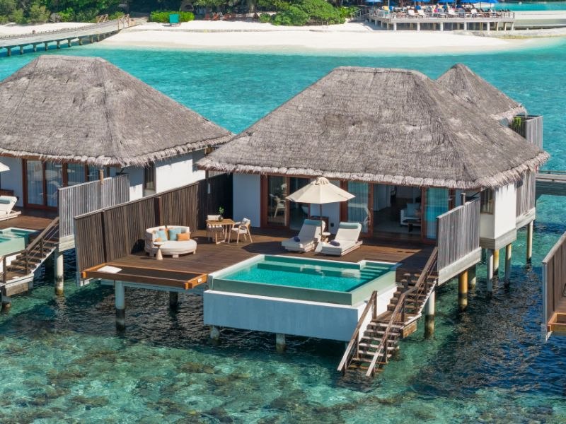Villas sur pilotis à toit de chaume et leurs piscines privées, Dusit Thani Maldives