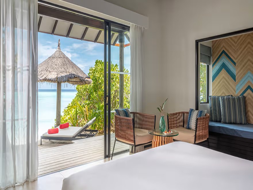 Chambre de villa de plage ouverte sur la terrasse et le lagon, NH Collection Havodda
