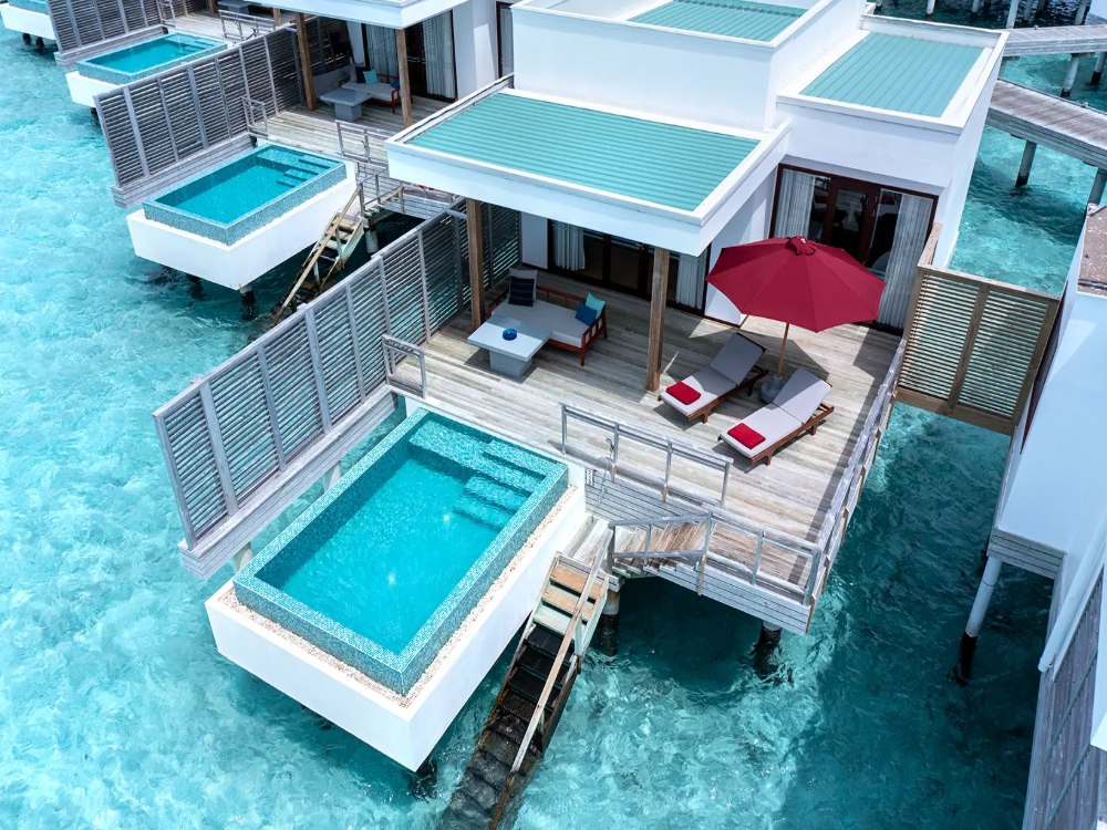 Villas sur pilotis et leurs piscines privées vues du ciel, Niva Dhigali